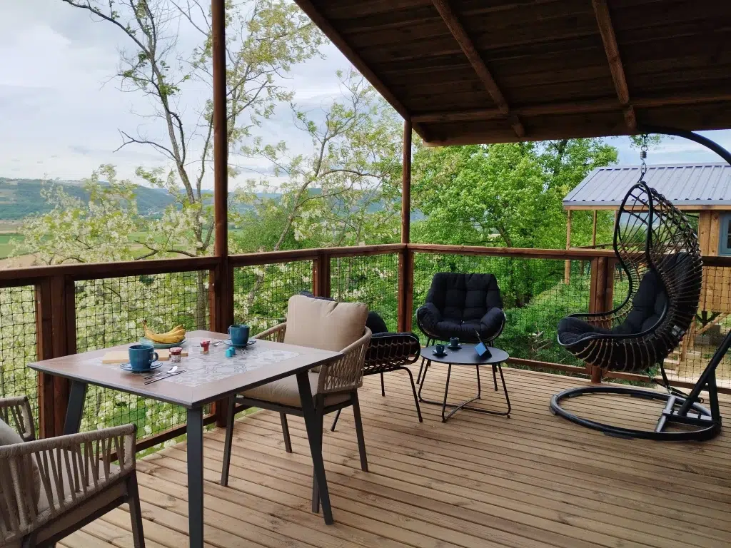 Cabane hoteliere terrasse de la cabane camping Domaine de Senaud