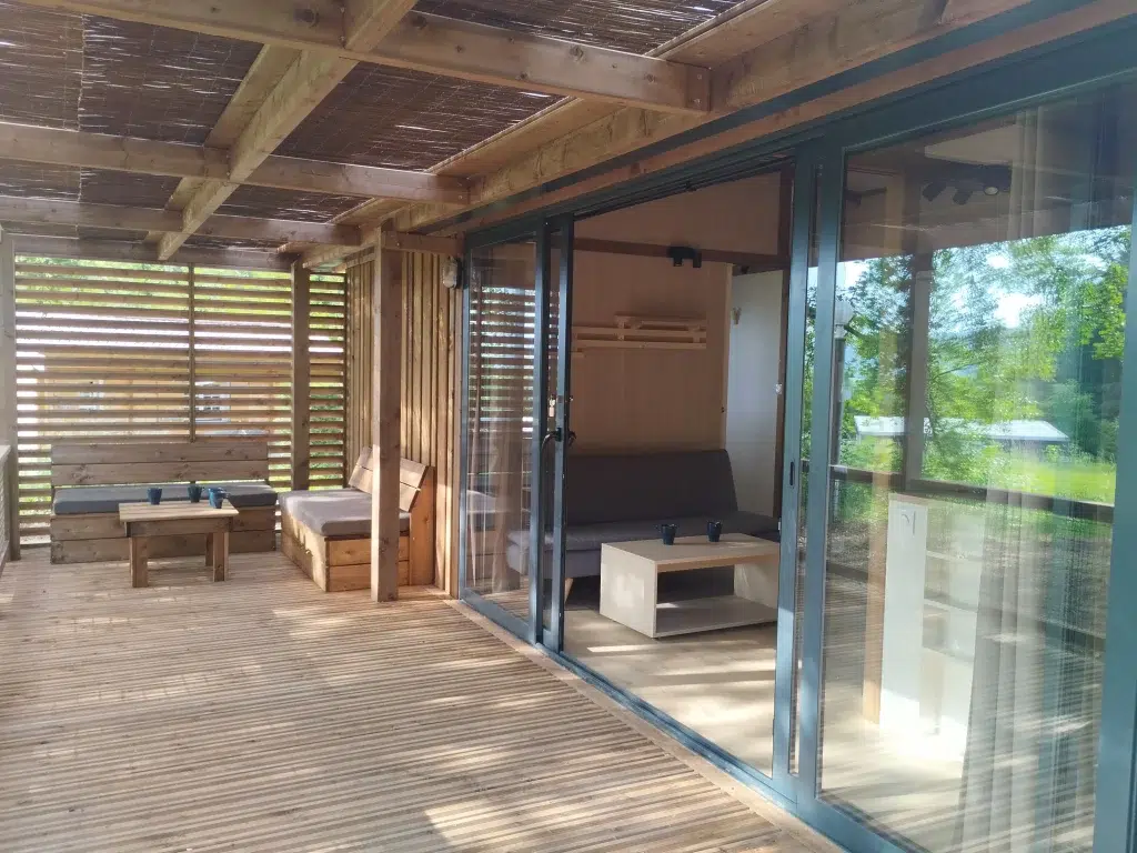 Terrasse couverte chalet famille 3 chambres camping Domaine de Senaud