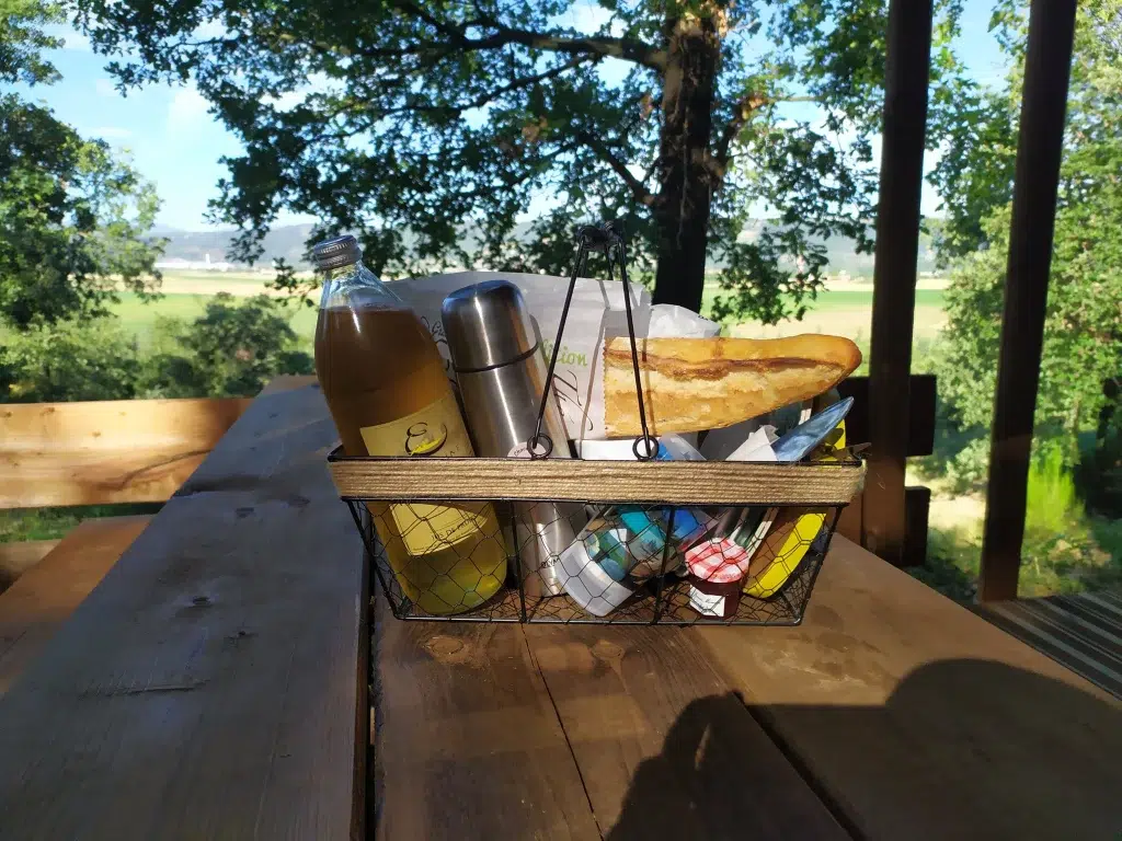 panier petit dejeuner cabane familiale domaine de Senaud